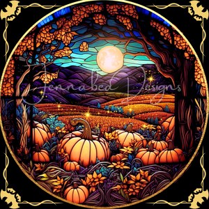 Könnte beinhalten: Eine Illustration im Stil von Buntglas zeigt eine Mondschein-Herbstszene mit einem Feld voller Kürbisse. Die Kürbisse sind von Blumen und Blättern umgeben. Der Hintergrund zeigt einen Wald und Berge. Der Text "Jennabed Designs" ist im Bild sichtbar.