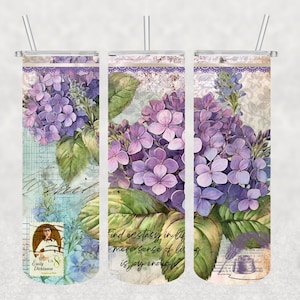 Puede incluir: Tres diseños de vasos de 20 oz con una ilustración de acuarela de hortensias moradas con hojas verdes y un fondo vintage. El texto en el vaso del medio dice "Encuentra el éxtasis en la vida, la mera sensación de vivir es alegría suficiente."