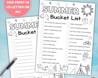 Op de afbeelding: Zwart-witte printbare zomerbucketlist met een checklist van activiteiten om te doen tijdens de zomer. De lijst bevat activiteiten zoals het proberen van een nieuwe smaak ijs, fietsen, marshmallows roosteren, picknicken, buiten lezen, bessen plukken, vuurvliegjes vangen, naar vallende sterren kijken, naar de bibliotheek gaan, ijslolly's maken, een roadtrip maken, een fietstocht met het gezin maken, limonade maken, een boerenmarkt bezoeken, een wandeling maken in het bos, een filmmarathon houden, vuurwerk kijken, vliegeren, tekenen met stoepkrijt, naar het meer of het strand gaan, watermeloen eten, kamperen, een museum bezoeken en zwemmen.