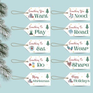 Puede incluir: Un conjunto de etiquetas de regalo navideñas con frases como "Querer", "Necesitar", "Jugar" y "Leer". Cada etiqueta presenta una pequeña ilustración de árbol de Navidad y está atada con una cuerda. Las etiquetas están sobre un fondo azul claro.
