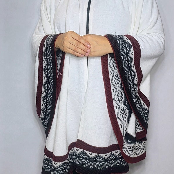 Poncho femenino de lana de cachemira hecho a mano.  Hecho a mano por manos indígenas. Poncho con efecto de botón lay over