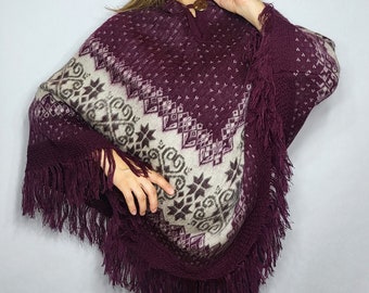 Handgemachter weiblicher Alpaka Poncho.  Handgefertigt von indigenen Händen. Poncho mit Kapuze.