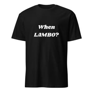 Peut inclure: Un t-shirt noir à manches courtes avec le texte blanc When LAMBO? imprimé dans une police serif grasse au centre de la poitrine. Le vêtement présente un col rond classique et une coupe standard, offrant un design simple et épuré.