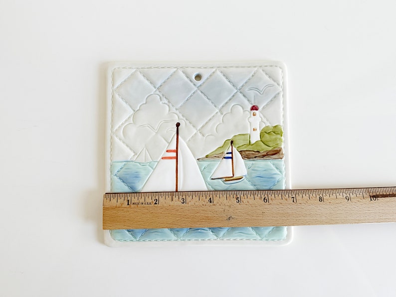 Otagiri Sailboat Lighthouse Coastal Nautical Quilted Decorative Tile Wall Hanging Vintage Japan 1980s afbeelding 3