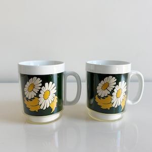 Retro Daisy Thermo-Serv Plastic Mugs by West Bend USA Vintage 1970s