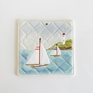 Otagiri Sailboat Lighthouse Coastal Nautical Quilted Decorative Tile Wall Hanging Vintage Japan 1980s afbeelding 1