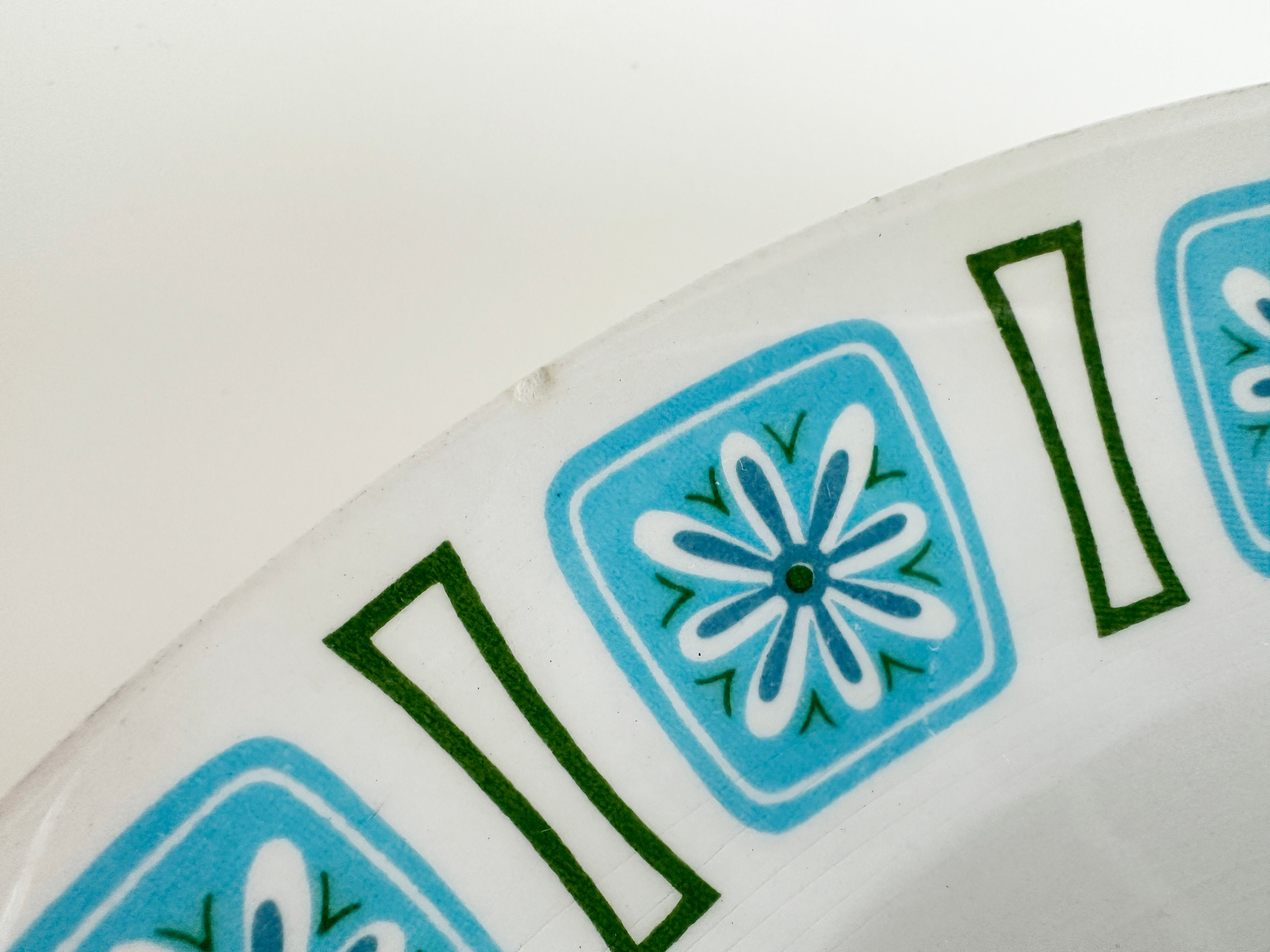 Vintage Style House Nordic Chop Plate: Turquoise Blue Floral