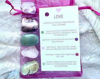 Pode incluir: Um conjunto de seis cristais numa bolsa de organza rosa com um cartão que diz "LOVE" e descreve as propriedades dos cristais para o amor próprio e o amor em todas as suas formas. Os cristais são aventurina verde, ametista, quartzo rosa, rodonita e prehnite.