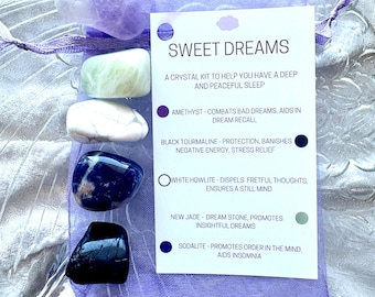 Pode incluir: Um conjunto de seis cristais em uma bolsa de organza roxa com um cartão que diz "Sweet Dreams" e lista os cristais e suas propriedades para promover um sono reparador. Os cristais são ametista, turmalina negra, howlite branca, jade nova e sodalita.