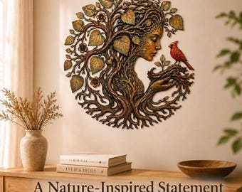 Può includere: Un'opera d'arte murale circolare con un rilievo color bronzo di un volto umano che si fonde con rami e foglie. Un uccello cardinale rosso brillante è appollaiato su un ramo tenuto da una mano che emerge dalla struttura dell'albero.