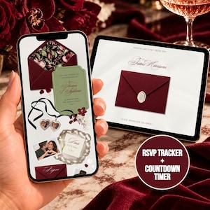 Könnte beinhalten: Ein Smartphone und ein Tablet zeigen eine digitale Hochzeitseinladung. Die Bildschirme zeigen bordeauxrote Umschläge, eine salbeigrüne Einladungskarte mit goldenem Text, ein herzförmiges Medaillon und ein Foto eines Paares.
