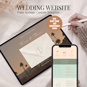 Op de afbeelding: Een digitale trouwwebsite-sjabloon met een Palm Springs-thema. De afbeelding toont een tablet en een telefoon met het website-ontwerp. De tablet heeft een envelop met de initialen "TS". De telefoon toont de details, tijdlijn en cadeau-registratie van de website.