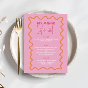 Baby-Dusche-Menü-Vorlage | Modernes Menü mit gewelltem Rahmen | Personalisierte Menükarte | Rosa + Orange Baby Shower Menu Template | WAVYPO