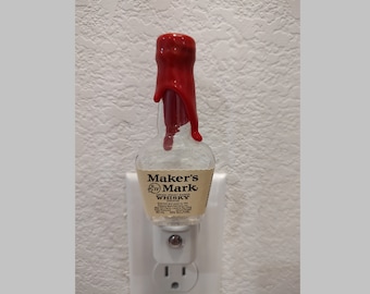 Mini botella de licor de whisky bourbon Maker's Mark, luz de noche