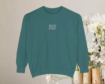 Broderad tröja med texten "Blood, Sweat, B-Roll": Present med filmteamtema från Comfort Colors
