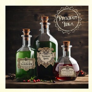 Puede incluir: Tres botellas de vidrio vintage con tapones de corcho, llenas de l&iacute;quidos verdes y rojos, y etiquetadas con dise&ntilde;os g&oacute;ticos de Halloween. Las etiquetas dicen "Curse of the Banshee", "Mandrake Roots" y "Acroarachnids Venom". La imagen tiene el texto "Vintage Gothic Style Halloween Labels".