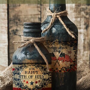 Puede incluir: Etiquetas r&uacute;sticas para botellas del 4 de julio para manualidades y decoraci&oacute;n. Dos botellas de estilo vintage con etiquetas con dise&ntilde;os patri&oacute;ticos, incluyendo banderas y el texto "1776 Happy 4th of July" e "Independence Day 76".