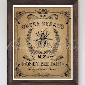 Puede incluir: Impresión enmarcada de estilo vintage con marco de madera marrón. La impresión presenta una ilustración detallada de una abeja rodeada de elementos florales, con texto que dice "Queen Bee & Co", "Wildflowers" y "Honey Bee Farm."