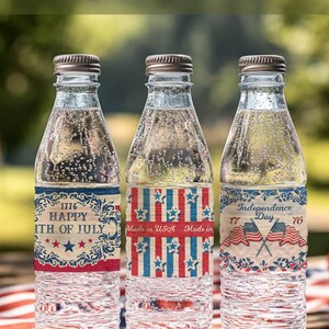 Puede incluir: Tres botellas de vidrio transparente con tapas de metal marr&oacute;n y agua en su interior. Cada botella tiene una etiqueta decorativa con tem&aacute;tica patri&oacute;tica, incluyendo el texto "DIY 4th of July Bottle Labels for Your Celebration". Las etiquetas presentan dise&ntilde;os rojos, blancos y azules.