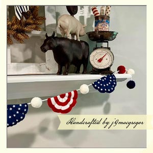 Puede incluir: Una estanter&iacute;a con decoraci&oacute;n patri&oacute;tica. Una figura de toro negro sostiene una figura de cerdo blanco. Tambi&eacute;n hay una balanza vintage y una guirnalda de banderines rojos, blancos y azules. El texto "VINTAGE PATRIOTIC WRAP AROUND LABELS" est&aacute; en la parte superior.