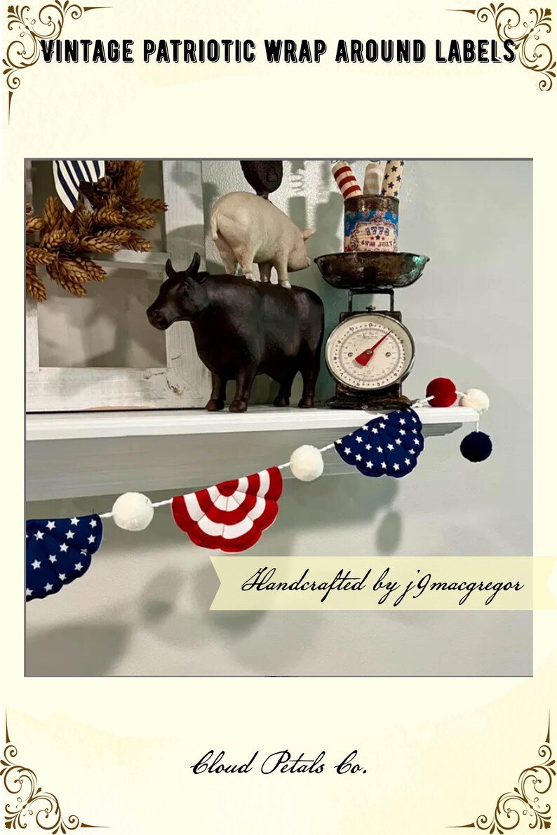 Puede incluir: Una estanter&iacute;a con decoraci&oacute;n patri&oacute;tica. Una figura de toro negro sostiene una figura de cerdo blanco. Tambi&eacute;n hay una balanza vintage y una guirnalda de banderines rojos, blancos y azules. El texto "VINTAGE PATRIOTIC WRAP AROUND LABELS" est&aacute; en la parte superior.