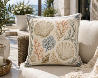 Fodera per cuscino con conchiglie marine, cuscino decorativo con corallo e capesante, elegante decorazione per casa al mare, cuscino costiero ad acquerello, decorazione in stile cottage.