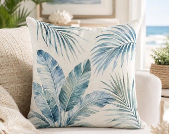 Cuscino decorativo con motivo a palme, colore blu patinato, ideale per arredare un divano in stile tropicale da casa al mare.