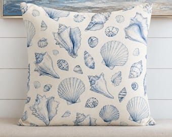 Cuscino decorativo con conchiglie blu, ideale per arredare una casa al mare.