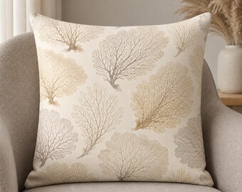 Cuscino decorativo neutro a forma di ventaglio marino, beige, ideale per arredare una casa al mare.