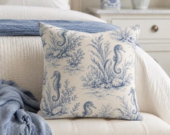 Fodera per cuscino a forma di cavalluccio marino blu, cuscino decorativo con stampa toile de Jouy in stile costiero, arredamento per casa al mare, cuscino in stile nautico, decorazioni per la casa ispirate all'oceano.
