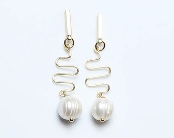 Gioconda Danza di Luce Frame Earrings in White Freshwater Pearl and Gold-Plated Details