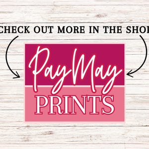 K&ouml;nnte beinhalten: Eine zweifarbige rosa Grafik mit dem Text "Pay May Prints" in wei&szlig;er Schrift. Der obere Teil ist ein dunkleres Rosa und der untere Teil ist ein helleres Rosa. Der Text "CHECK OUT MORE IN THE SHOP" steht &uuml;ber der Grafik.