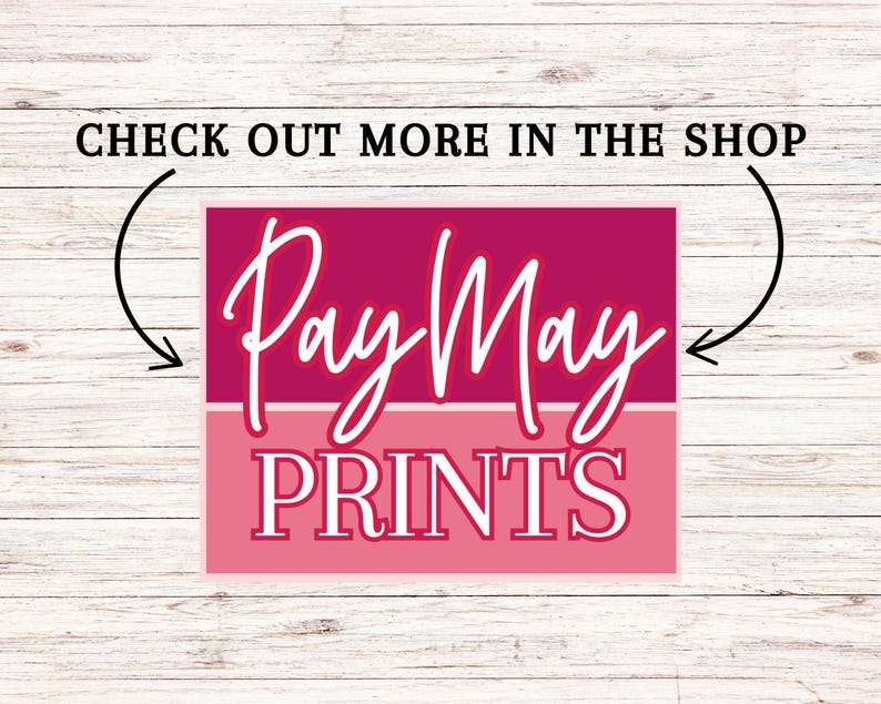 K&ouml;nnte beinhalten: Eine zweifarbige rosa Grafik mit dem Text "Pay May Prints" in wei&szlig;er Schrift. Der obere Teil ist ein dunkleres Rosa und der untere Teil ist ein helleres Rosa. Der Text "CHECK OUT MORE IN THE SHOP" steht &uuml;ber der Grafik.