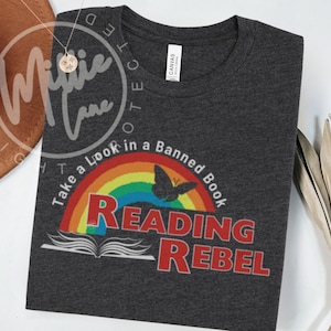T-Shirt für Leser verbotener Bücher, Regenbogen-T-Shirt für rebellische Leser, Retro-T-Shirt für Aktivisten der Lesefreiheit, Rundhalsausschnitt für Bücherwürmer, Geschenk für Bücherliebhaber gegen Bücherverbote