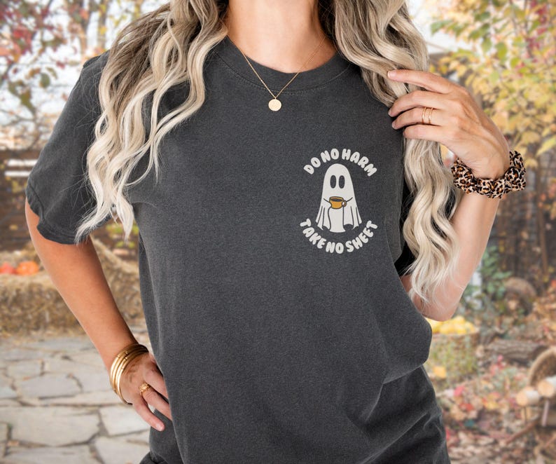Peut inclure: T-shirt gris fonc&eacute; avec un motif de fant&ocirc;me tenant une tasse &agrave; caf&eacute; et le texte "DO NO HARM TAKE NO SHEET". Un style confortable et d&eacute;contract&eacute;.
