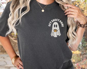 Comfort Colors® Spookshirt, Leuk T-shirt voor de herfst, Grappig Halloween-shirt, Spookkoffieshirt, Spook met de tekst "Get Sheet Done", Spookcadeau voor het griezelige seizoen
