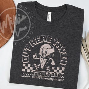 Camiseta de neurodiversidad, regalo neurodivergente para jóvenes y adultos, camiseta de concienciación sobre autismo y TDAH, camiseta de cuello redondo con dibujos retro de helado para niños o adultos. Dark Grey Heather