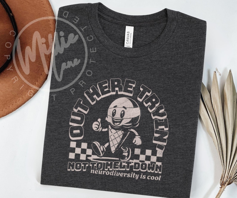 Camiseta de neurodiversidad, regalo neurodivergente para jóvenes y adultos, camiseta de concienciación sobre autismo y TDAH, camiseta de cuello redondo con dibujos retro de helado para niños o adultos. Dark Grey Heather
