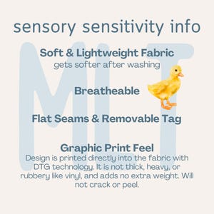 Puede incluir: Un gr&aacute;fico informativo con el texto "informaci&oacute;n de sensibilidad sensorial" y detalles sobre las caracter&iacute;sticas de la tela. Se incluye una ilustraci&oacute;n de un patito amarillo. El texto destaca la tela suave, ligera, transpirable, las costuras planas y una etiqueta extra&iacute;ble.
