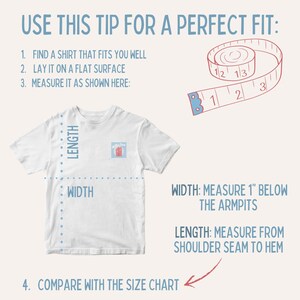Puede incluir: Camiseta blanca con instrucciones de medici&oacute;n y una cinta m&eacute;trica. El texto explica c&oacute;mo medir el largo y el ancho de una camiseta. El texto dice "USE THIS TIP FOR A PERFECT FIT".