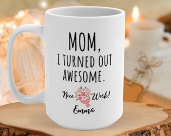 Gepersonaliseerde moederkoffiemok, "I Turned Out Awesome" - grappig Moederdagcadeau van zoon of dochter