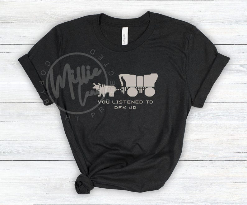 Puede incluir: Camiseta negra con una imagen pixelada de un oso tirando de una carreta cubierta. El texto "YOU LISTENED TO RFK JR" est&aacute; debajo. La camiseta est&aacute; hecha de un material suave y tiene cuello redondo.