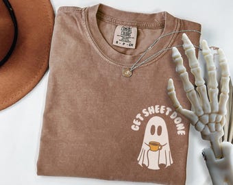 Comfort Colors® Spookshirt, Leuk T-shirt voor de herfst, Grappig Halloween-shirt, Spookkoffieshirt, Spook met de tekst "Get Sheet Done", Spookcadeau voor het griezelige seizoen