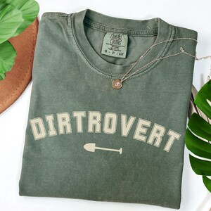 Camiseta Comfort Colors® para amantes de las plantas, camiseta divertida sobre plantas, camiseta para jardineros introvertidos, camiseta para amantes de la jardinería, regalo para la mejor amiga amante de las plantas en el Día de la Madre