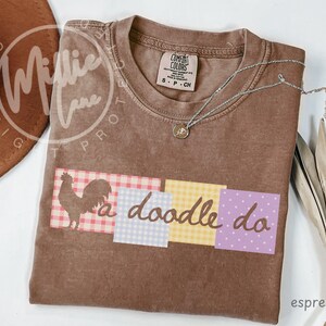 Hahn mit niedlichen Gingham Gedruckten Aufnähern T-Shirt, Comfort Colors® Homestader Shirt, Cockadoodle do T-shirt, Gartenarbeit Bauer Geschenk
