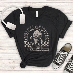 Puede incluir: Camiseta negra con un gr&aacute;fico blanco de un cono de helado con una cara y el texto "Out Here Tryin' Not To Melt Down Neurodiversity is cool".