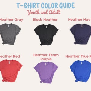 Puede incluir: Gu&iacute;a de colores de camisetas para j&oacute;venes y adultos. La gu&iacute;a muestra seis colores diferentes de jaspeado: gris jaspeado oscuro, jaspeado negro, azul marino jaspeado, rojo jaspeado, morado jaspeado de equipo y azul real jaspeado.