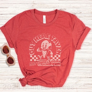 Puede incluir: Camiseta roja con un gr&aacute;fico blanco de un cono de helado de dibujos animados con una cara y el texto "Out Here Tryin' Not To Melt Down neurodiversity is cool."