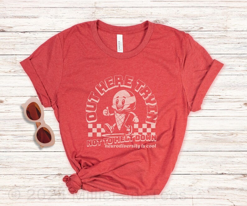 Puede incluir: Camiseta roja con un gr&aacute;fico blanco de un cono de helado de dibujos animados con una cara y el texto "Out Here Tryin' Not To Melt Down neurodiversity is cool."