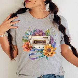 Vintage blommig t-shirt, retro kassettband, musikälskare, blommig t-shirt, bästa vän födelsedag, present till mamma, sommar-t-shirts Athletic Heather
